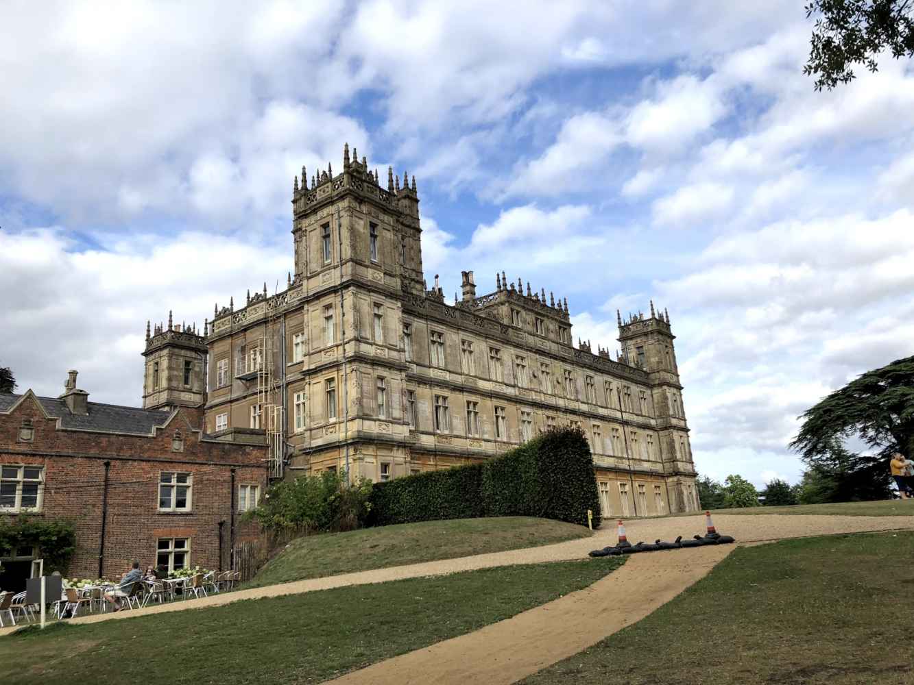 Highclere Castle: An Iconic Gateway to the Past Embraces its Future / Un Portal Icónico al Pasado se Adapta al Futuro